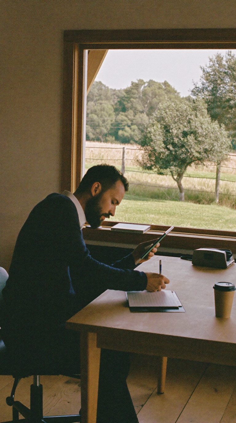 Profesional planificando su semana con calma en un escritorio ordenado